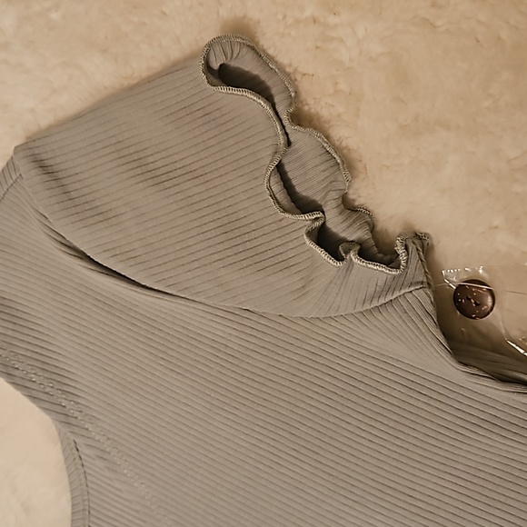 No Boundaries Light Green Ruffle Short Sleeve Top L - Picture 2 of 4